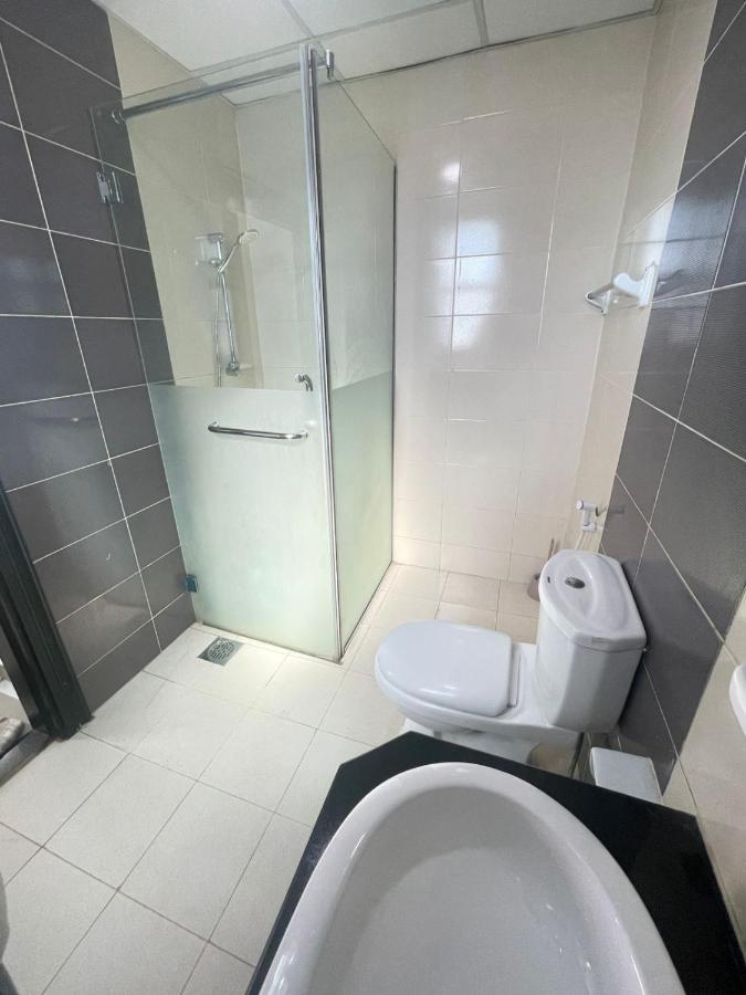 Проживання в сім'ї Luxury With Marina View Close To Jbr And Metro With Shared Kitchen *