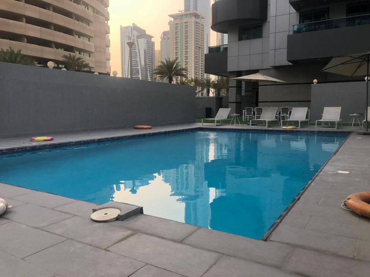 Проживання в сім'ї Luxury With Marina View Close To Jbr And Metro With Shared Kitchen Дубай
