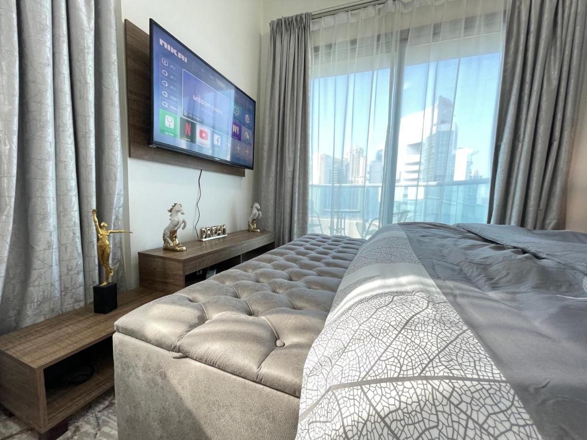 Luxury With Marina View Close To Jbr And Metro With Shared Kitchen Проживання в сім'ї *