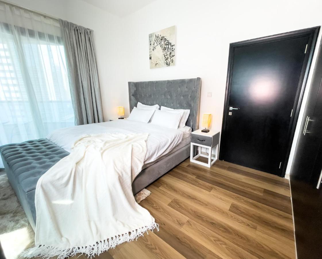 Luxury With Marina View Close To Jbr And Metro With Shared Kitchen Проживання в сім'ї
