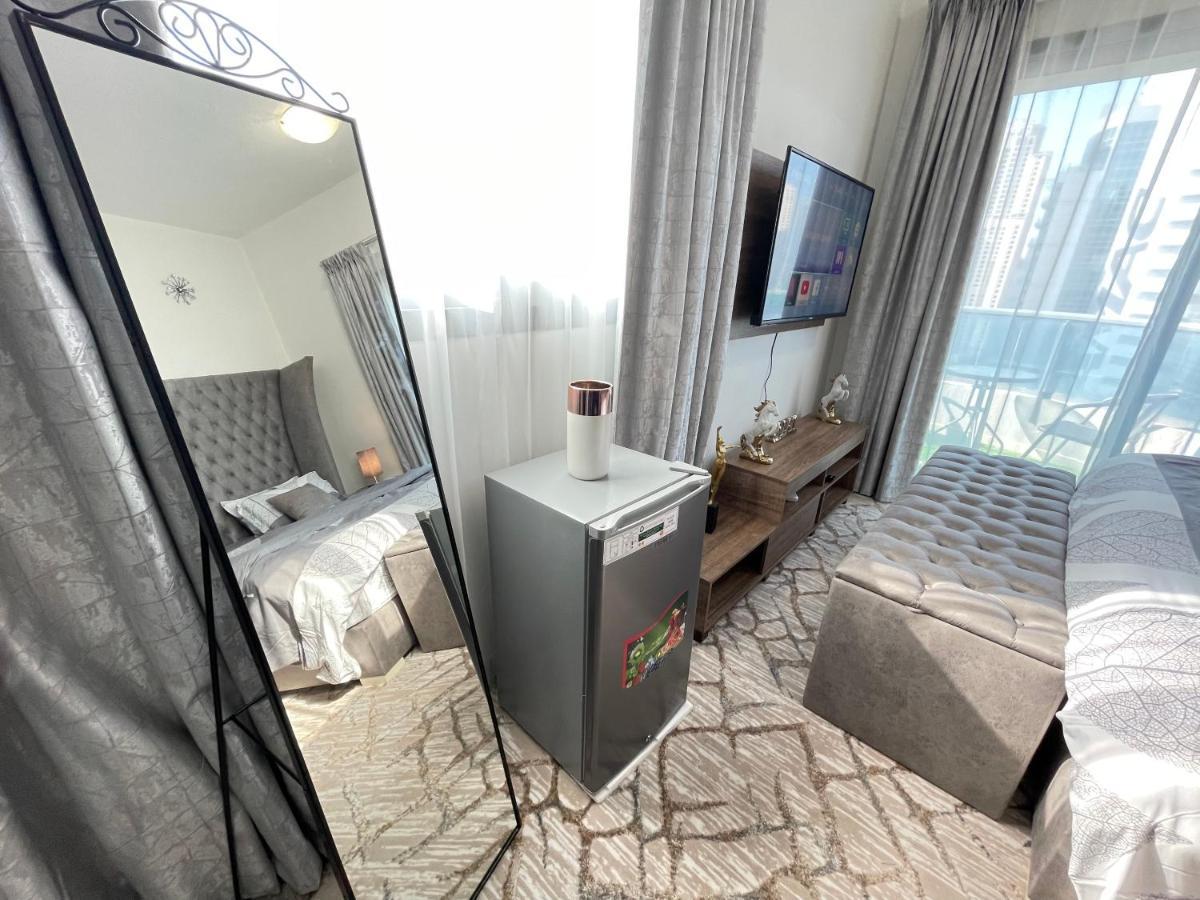 Проживання в сім'ї Luxury With Marina View Close To Jbr And Metro With Shared Kitchen *