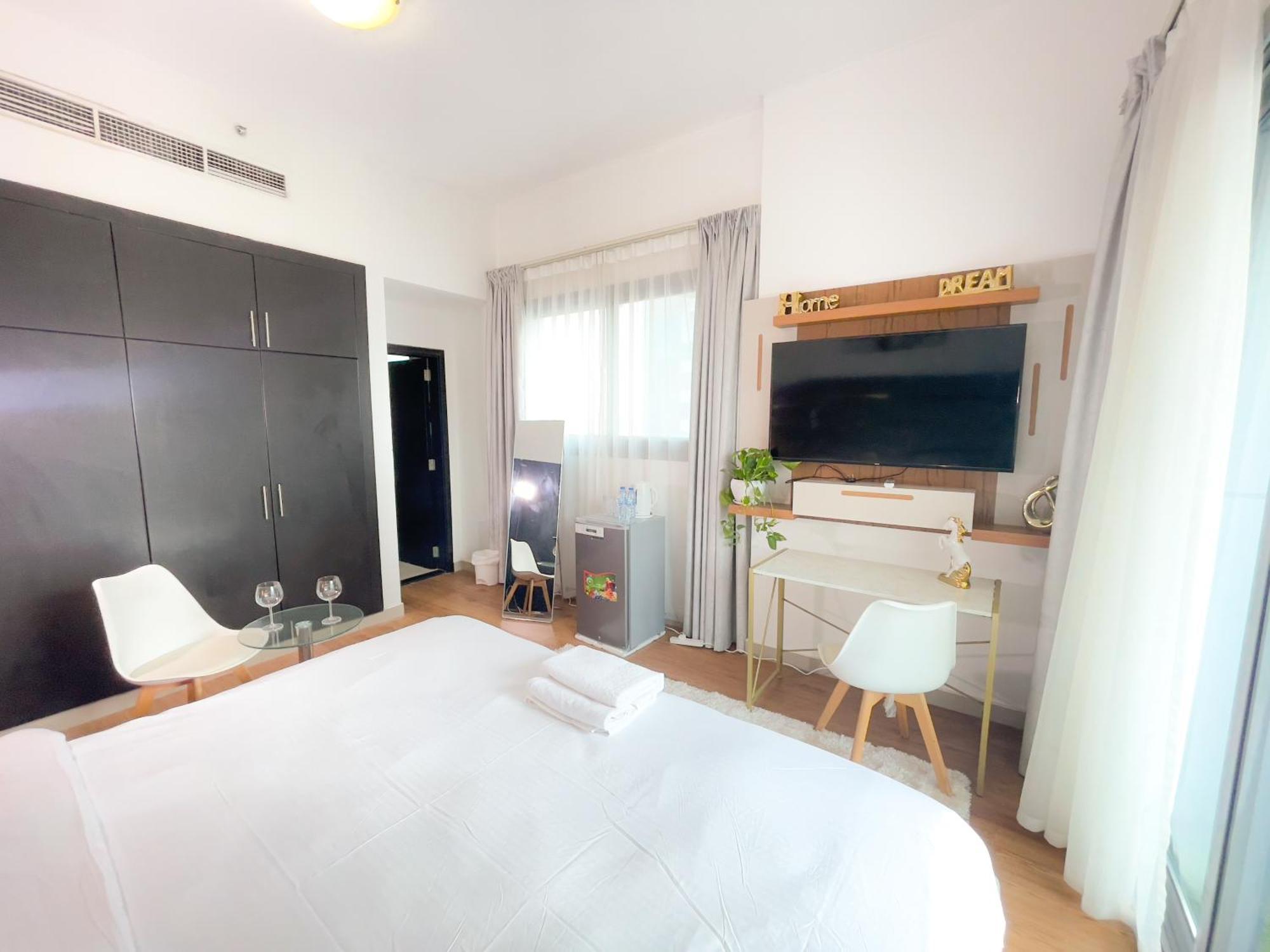 Проживання в сім'ї Luxury With Marina View Close To Jbr And Metro With Shared Kitchen Дубай
